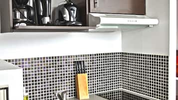 Estudio Premium | Cocina privada | Frigorífico, microondas, placa de cocina y máquina de café espresso