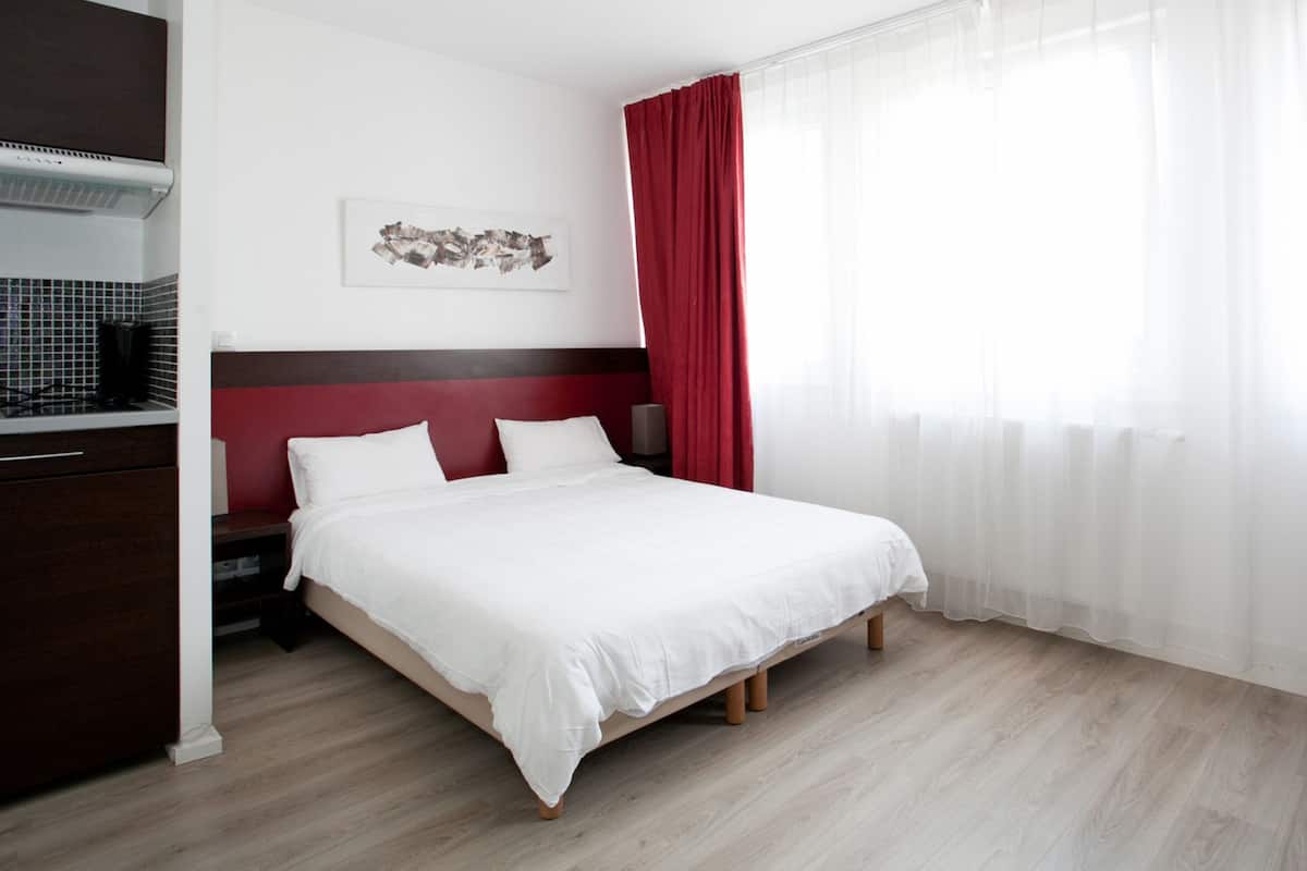 Studio, 1 Double or 2 Single Beds | In-room safe, desk, blackout curtains, iron/ironing board