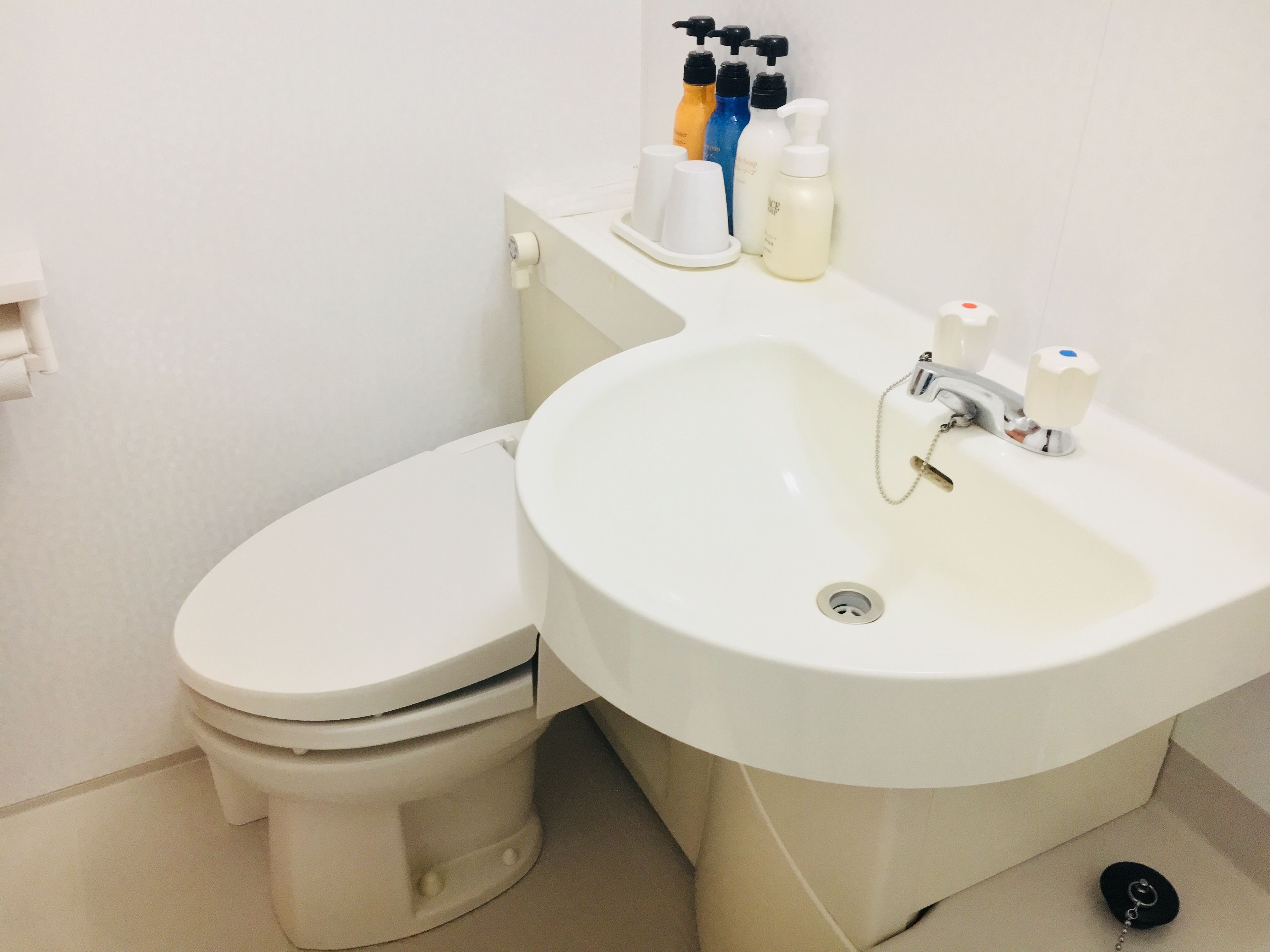 combined shower/bathtub, free toiletries, hair dryer, slippers