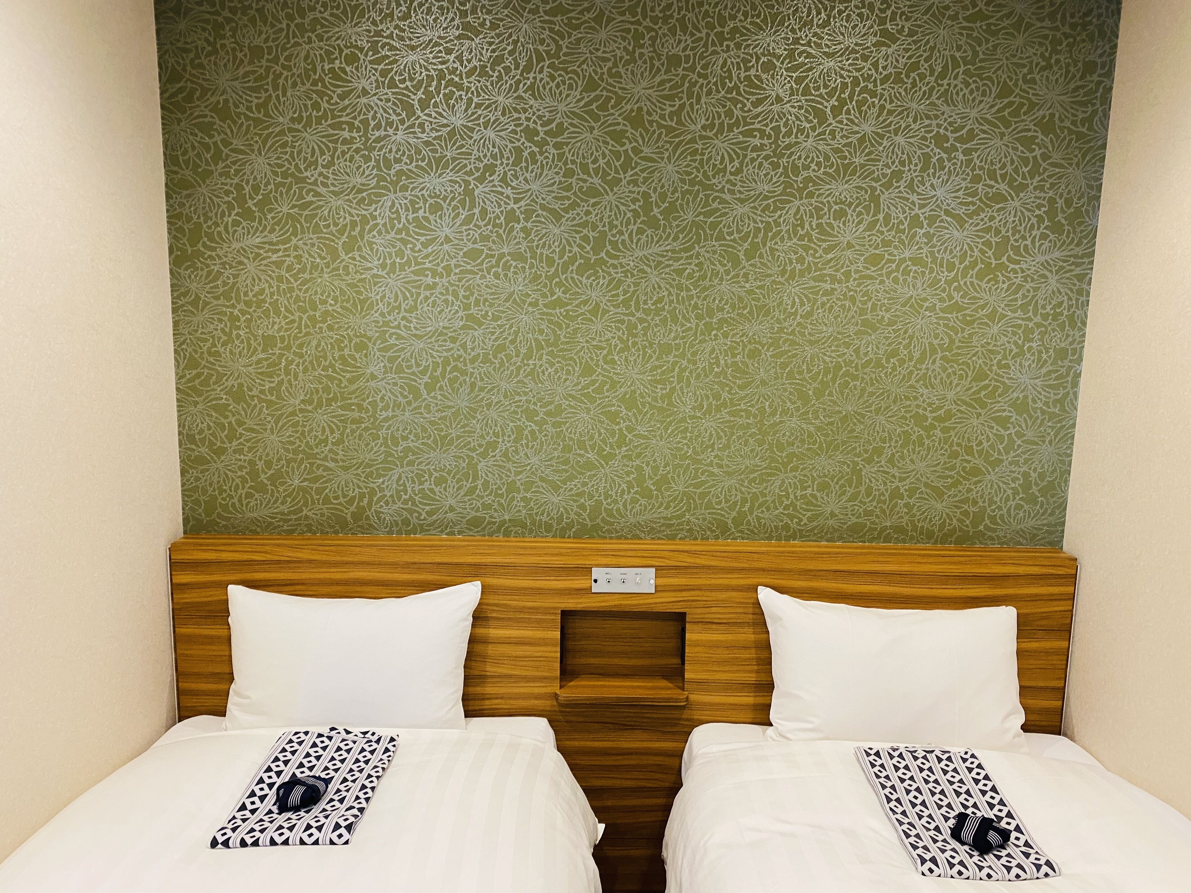 twin room, non smoking | 1 bedroom, down duvets, pillow-top beds, in-room safe