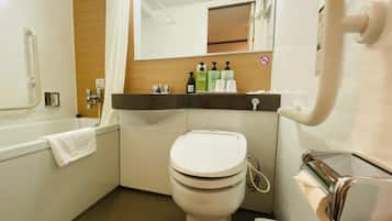 Combined shower/bathtub, free toiletries, hair dryer, slippers