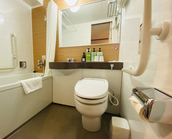 Combined shower/bathtub, free toiletries, hair dryer, slippers