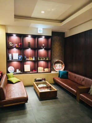Lobby sitting area - Tokyo Ueno Touganeya Hotel (Tokyo)