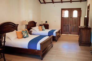 Habitación doble superior, 2 camas de matrimonio | Ropa de cama de alta calidad, edredones de plumas, minibar y caja fuerte