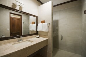 Queen Room | Kylpyhuone | Suihku, ilmaiset hygieniatuotteet, hiustenkuivaaja, pyyhkeet