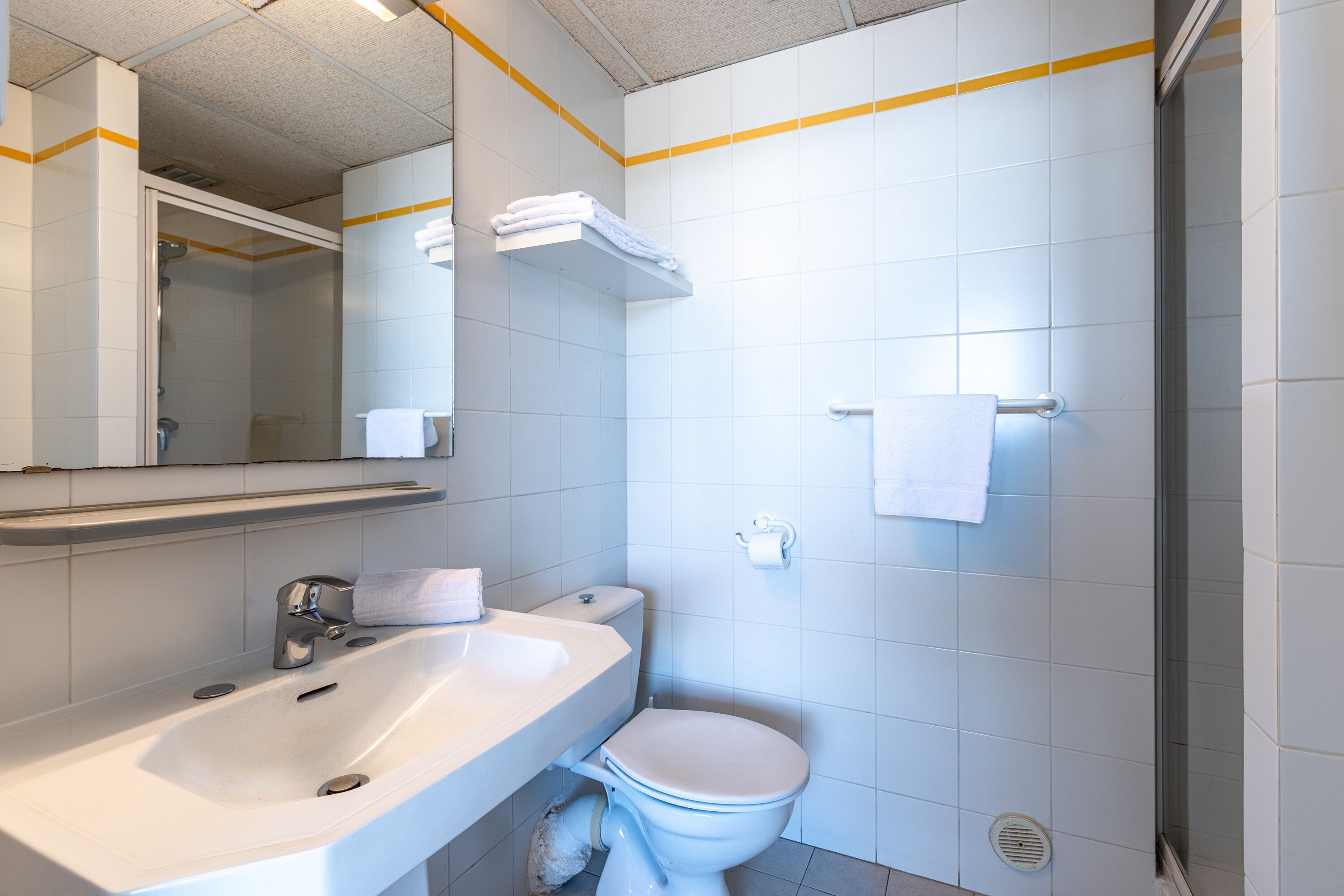 standard double room, balcony, sea view | bathroom | towels