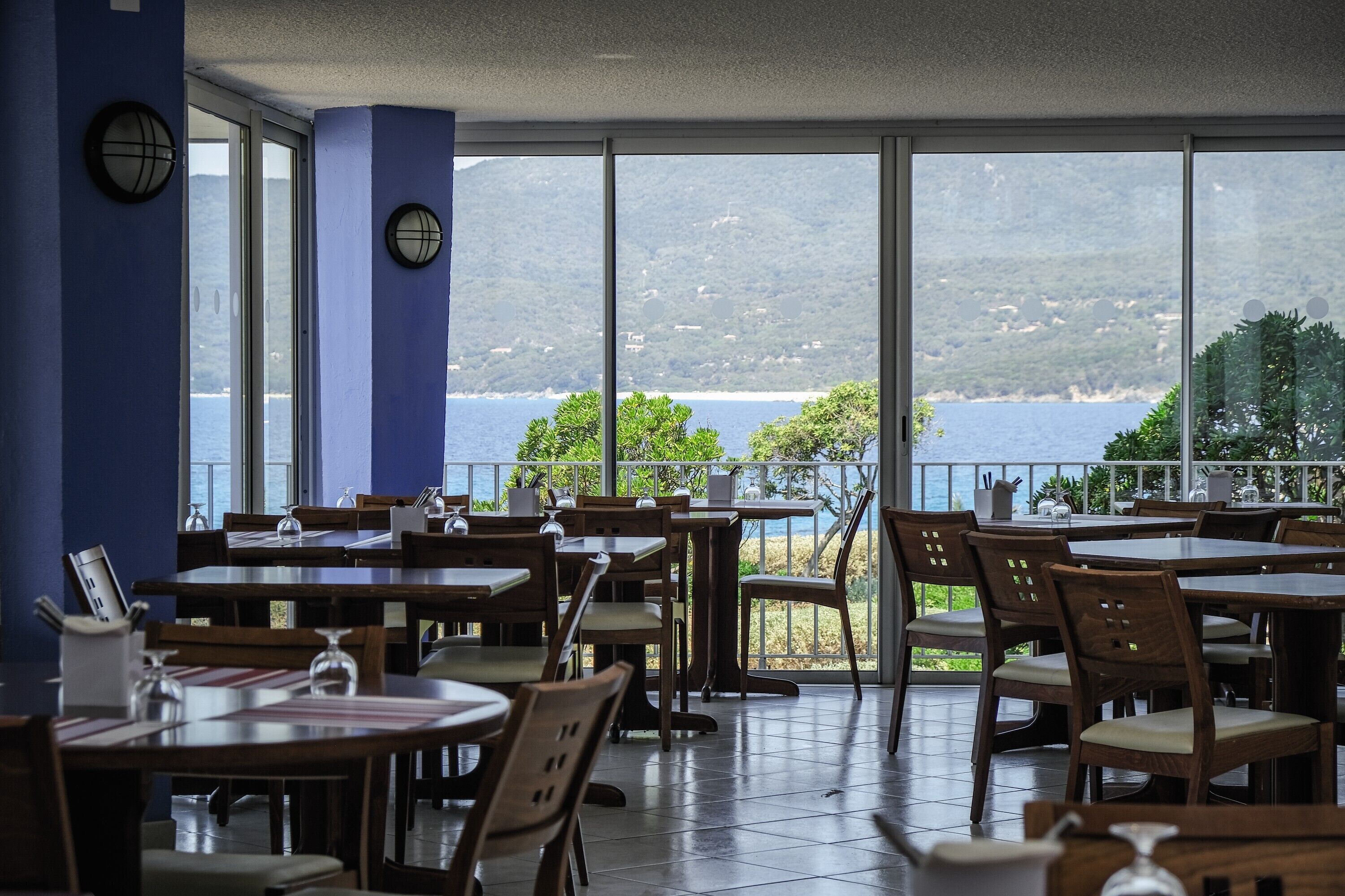 breakfast and dinner served, al fresco dining