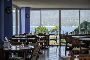 Breakfast and dinner served, alfresco dining  - Hôtel Propriano Arena Bianca (Propriano)