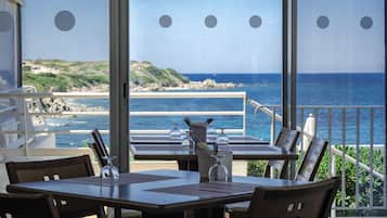 Se sirven desayunos y cenas, restaurante con mesas al aire libre