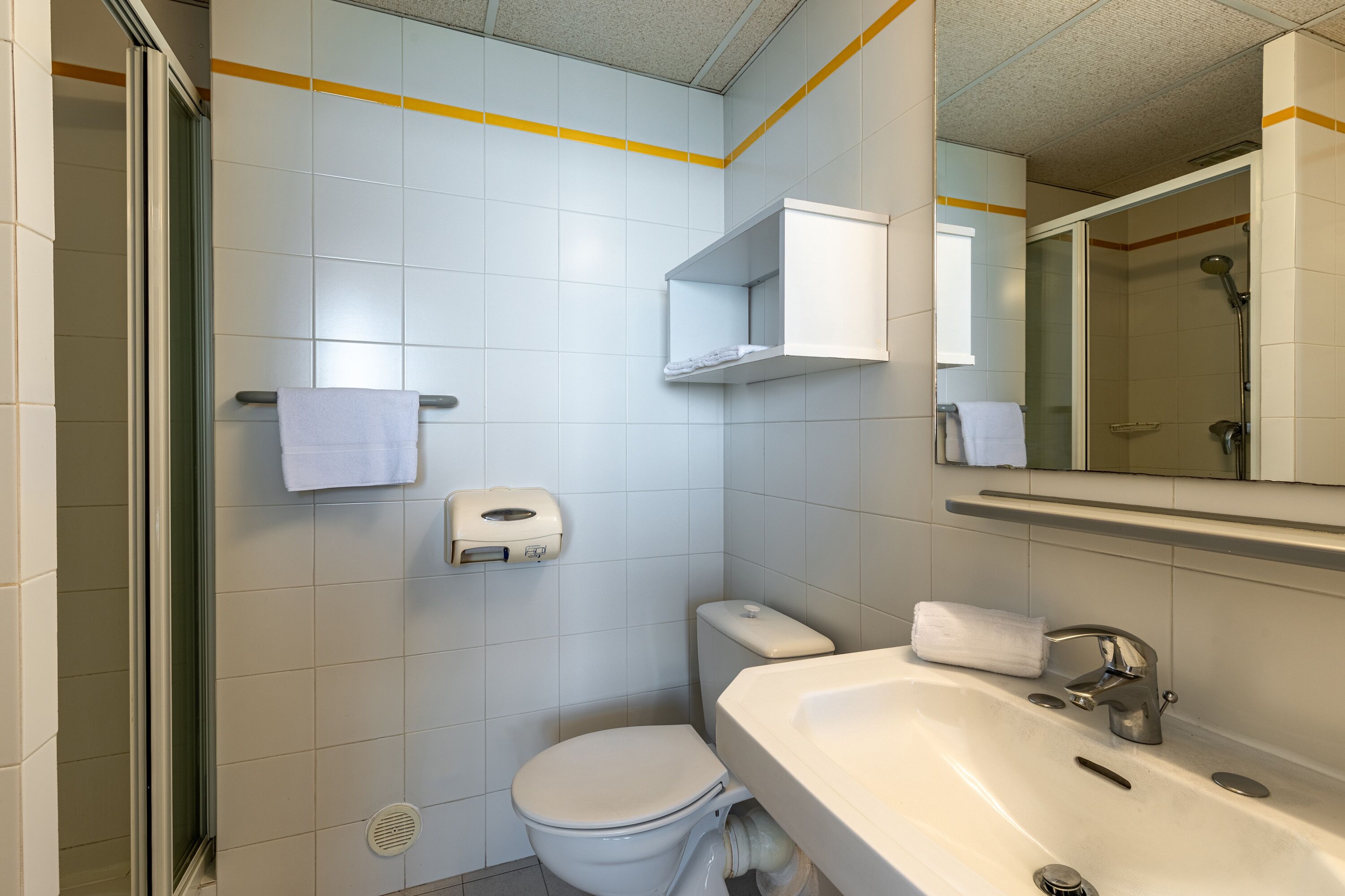 standard triple room, balcony, sea view | bathroom | towels