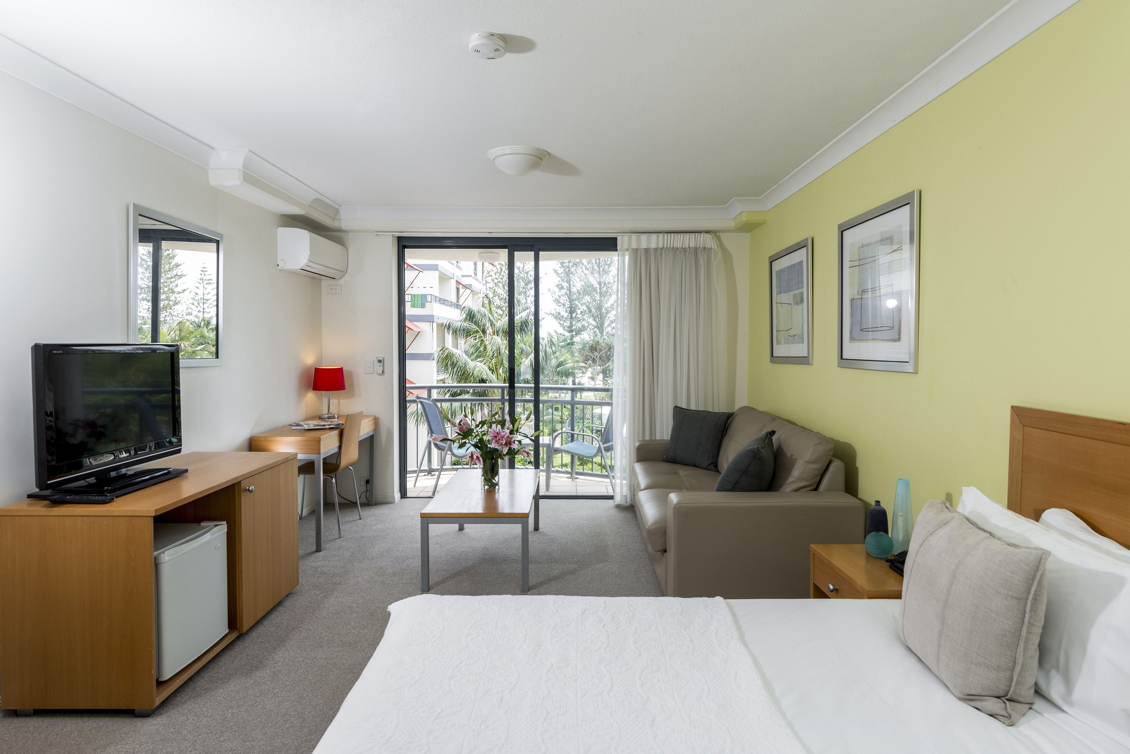 Oaks Gold Coast Calypso Plaza Suites — image 19