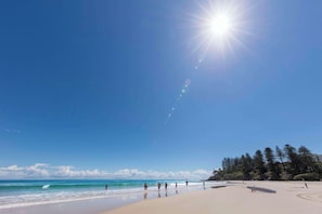 On the beach - Oaks Gold Coast Calypso Plaza Suites (Coolangatta)