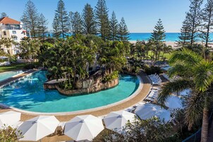 Una piscina al aire libre, sillones reclinables de piscina