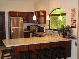 Refrigerador con freezer, microondas, horno, lavavajillas