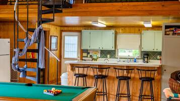 Cabin (The Pond House) | Individually furnished, free WiFi