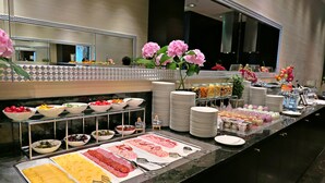 Ein reichhaltiges Buffet mit verschiedenen Speisen und Besteck.