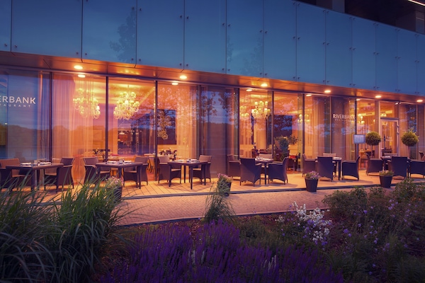 2 restaurants, serveren ontbijt