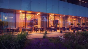 2 restaurants, breakfast served