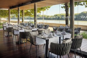 2 restaurantes; se sirven desayunos 