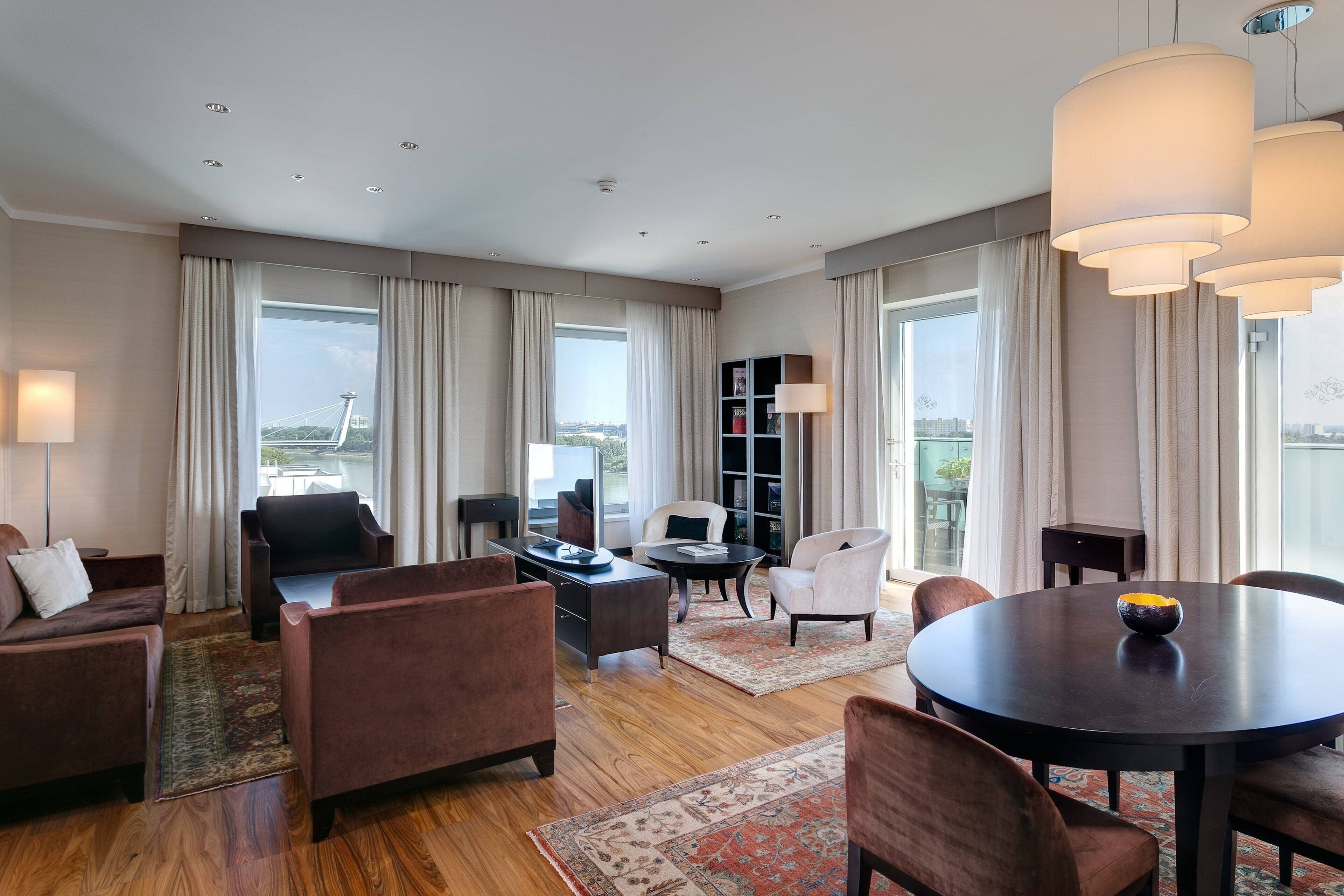 Danube Suite, 1 King Bed | Oppholdsrom | LCD-TV og filmkjøp