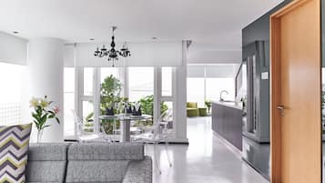 Grand Loft, 1 Bedroom | 1 bedroom, in-room safe, desk, laptop workspace