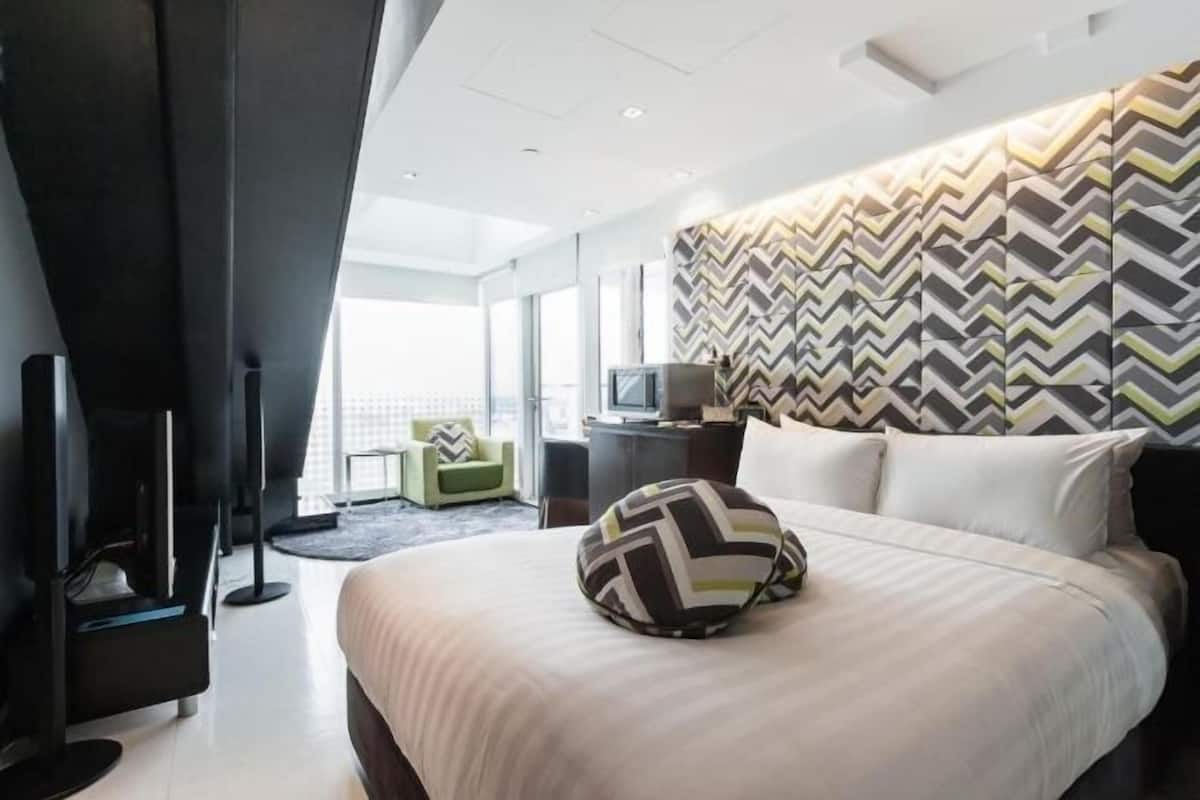 1 soverom, safe på rommet, skrivebord og skrivebord for bærbar PC