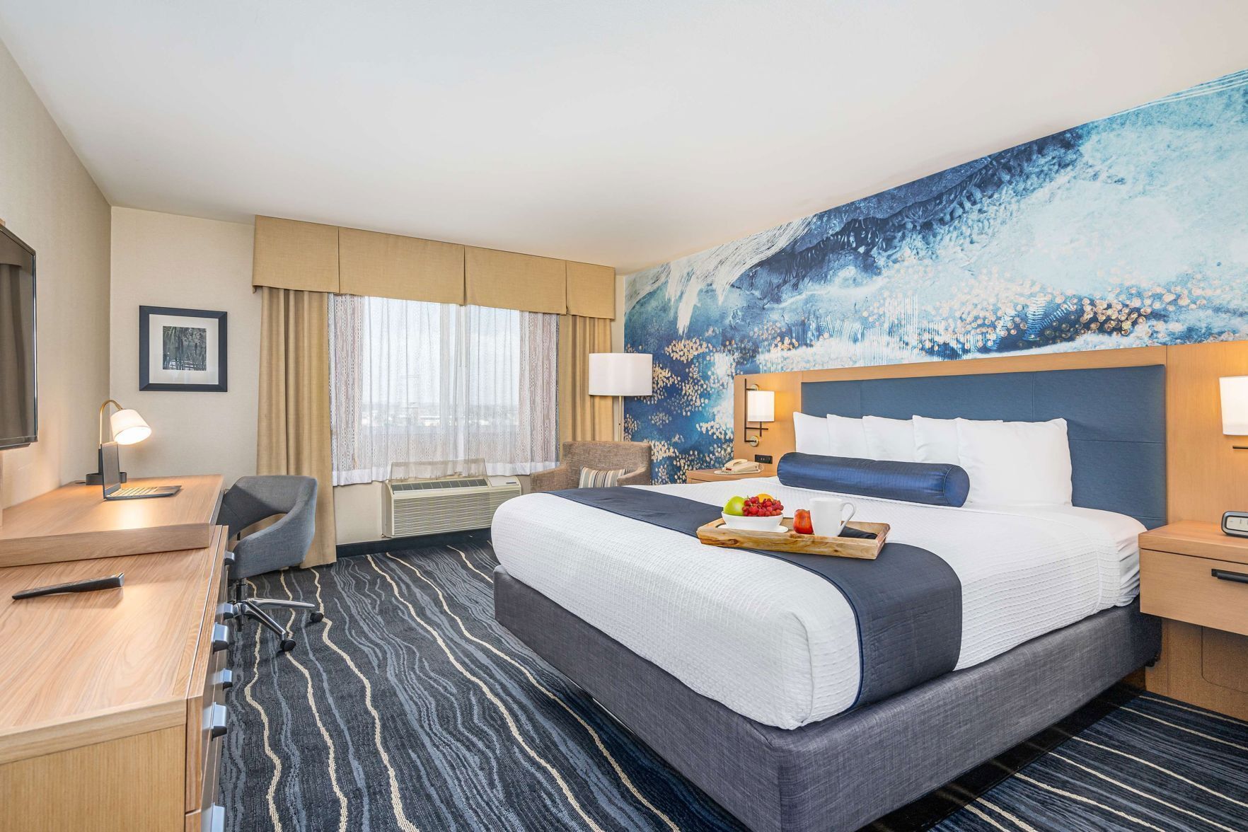 Premium bedding, in-room safe, desk, laptop workspace