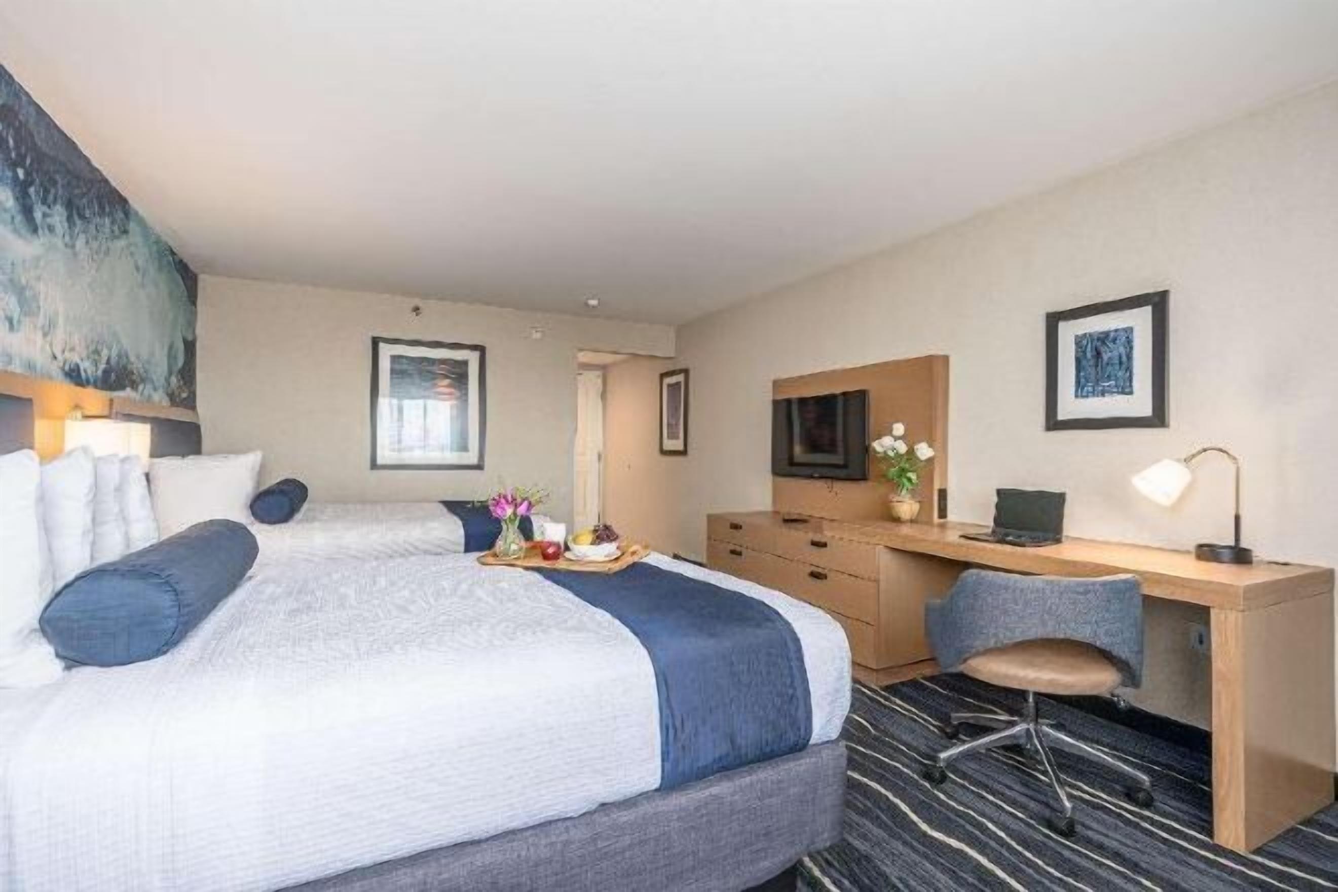 Ropa de cama de alta calidad y caja de seguridad en la habitación 