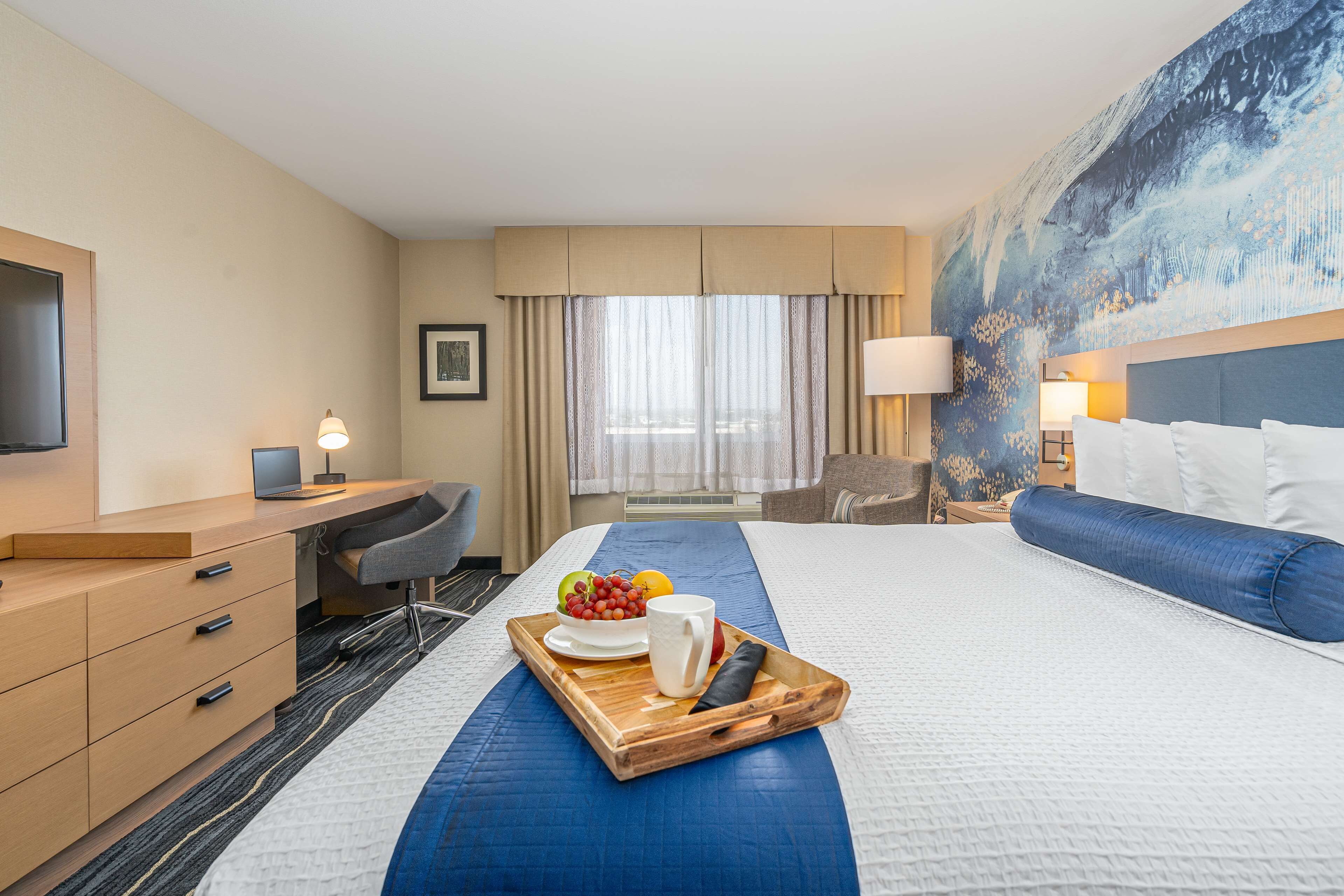 premium bedding, in-room safe, desk, laptop workspace