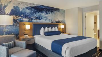 Suite, 1 letto king, non fumatori, frigorifero (with Sofabed) | Biancheria da letto di alta qualità, cassaforte in camera, una scrivania