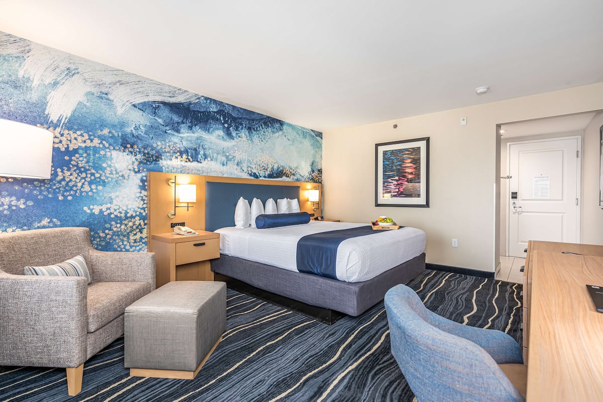 Premium bedding, in-room safe, desk, laptop workspace