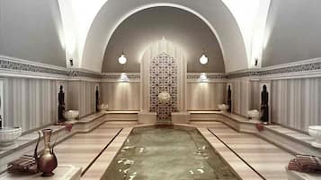 Behandelingskamers voor koppels, een sauna, een bubbelbad, een stoombad