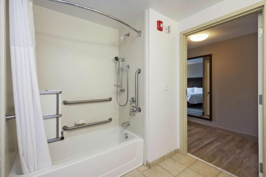 Combined shower/tub, free toiletries, hair dryer, towels