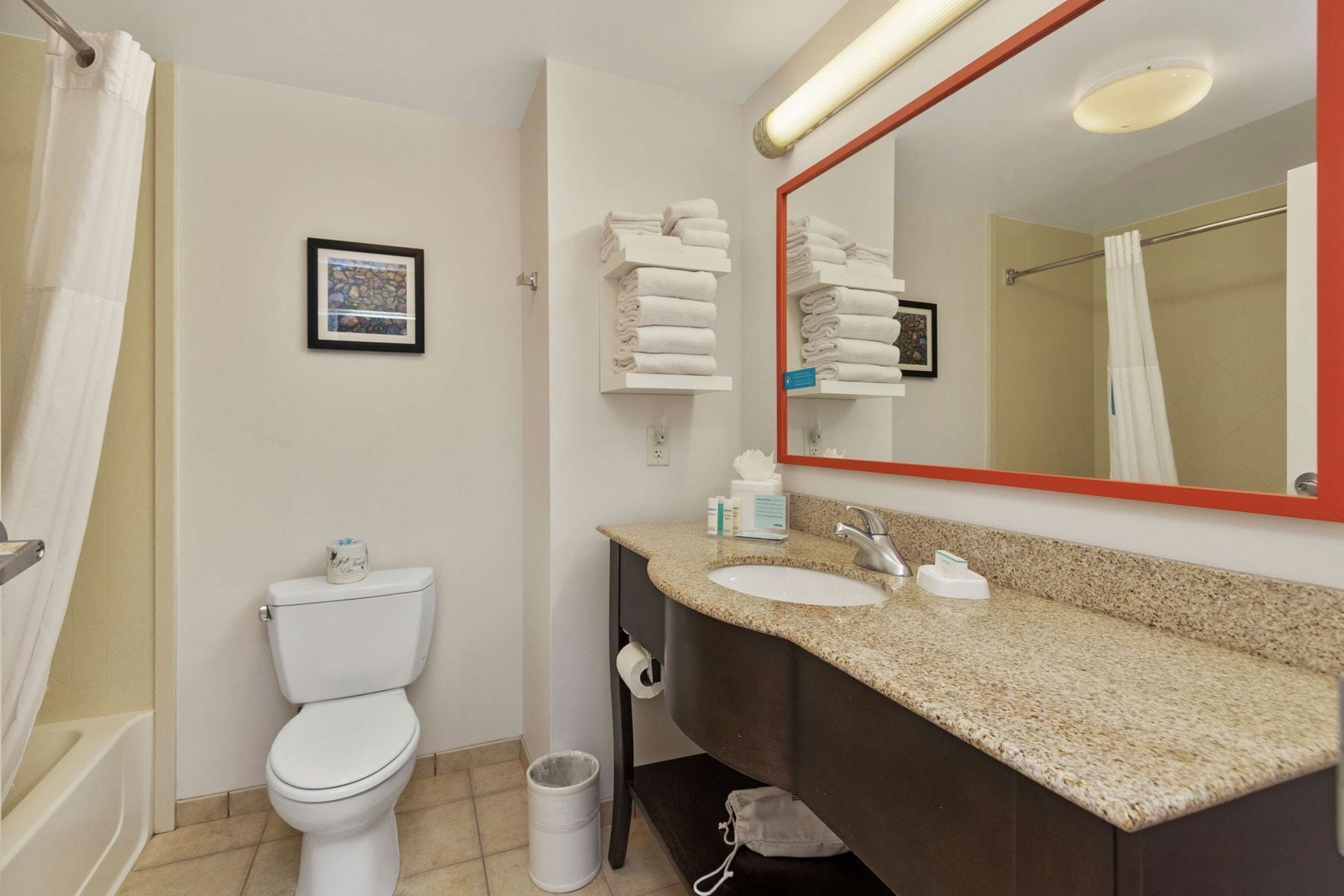 Bathroom | Combined shower/tub, free toiletries, hair dryer, towels