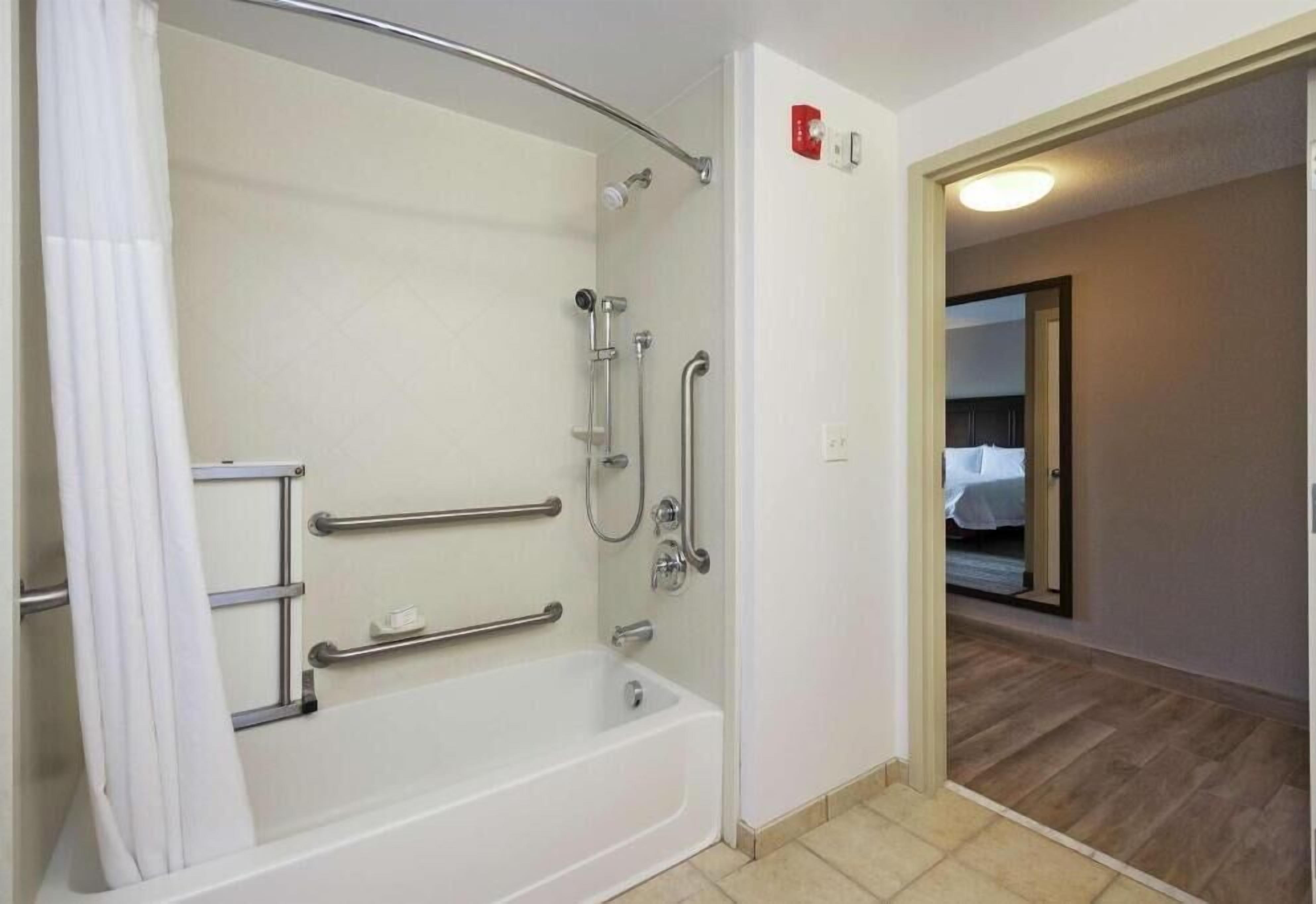 Bathroom | Combined shower/tub, free toiletries, hair dryer, towels