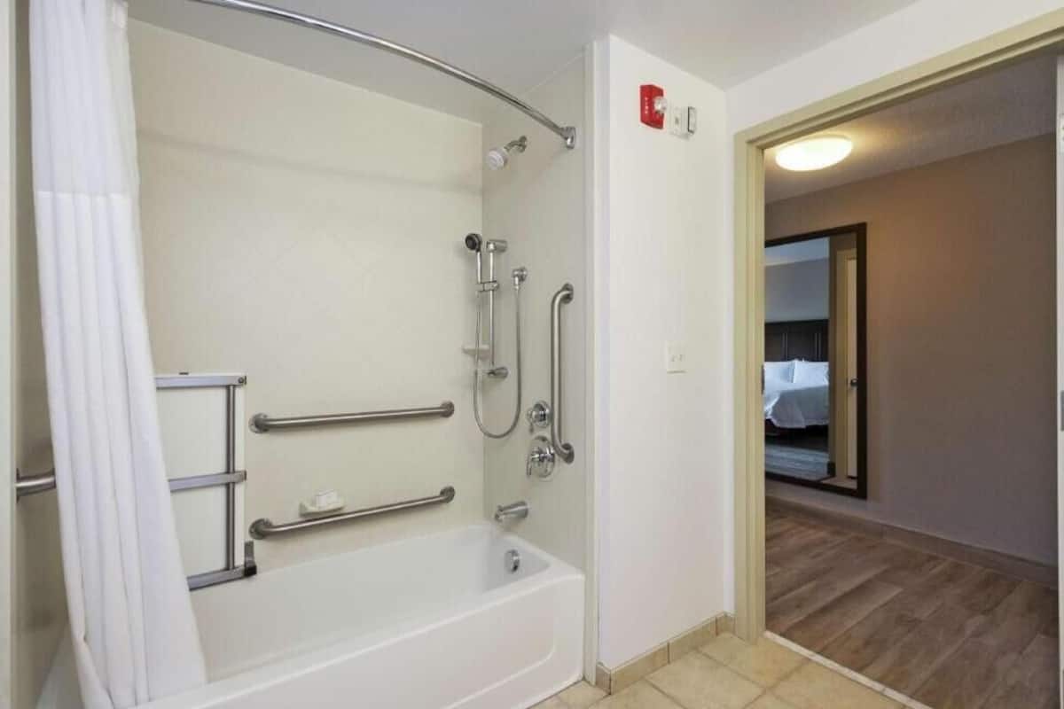 Bathroom | Combined shower/tub, free toiletries, hair dryer, towels
