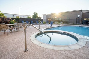 Outdoor pool - Best Western Premier Bryan College Station (Bryan)