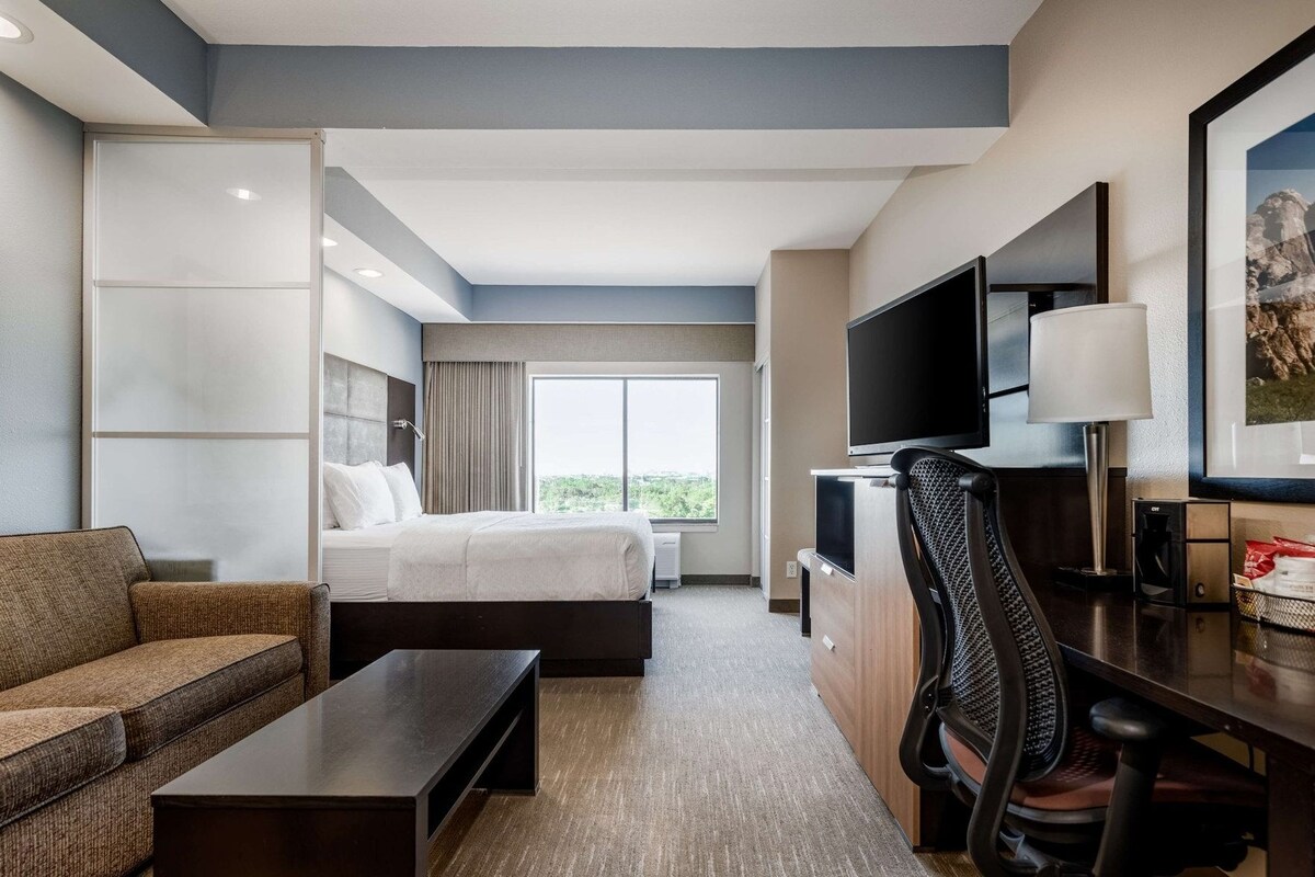 Hypo-allergenic bedding available, pillowtop beds, in-room safe, desk