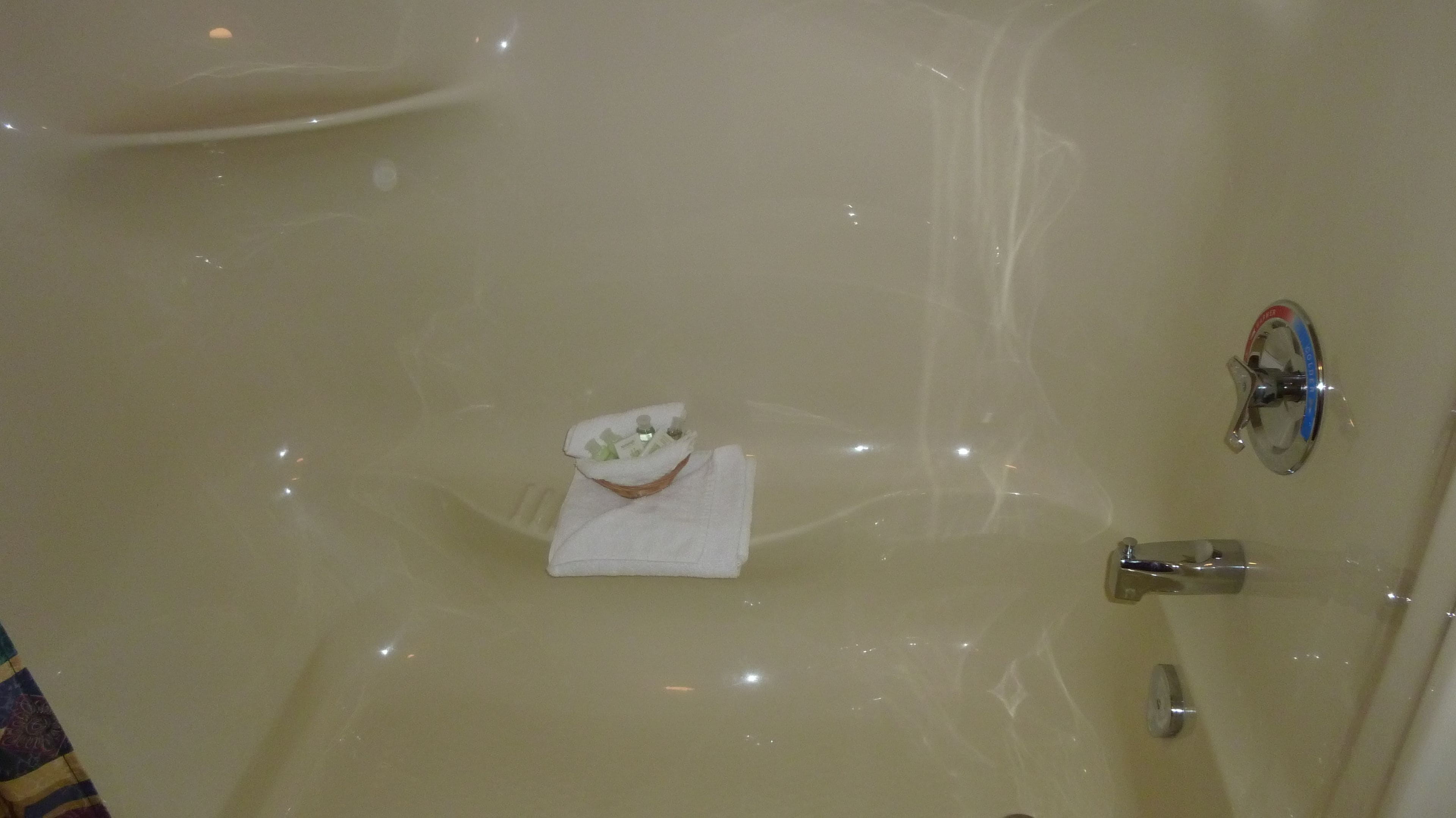 Deep soaking bathtub