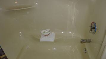 Deep soaking bathtub
