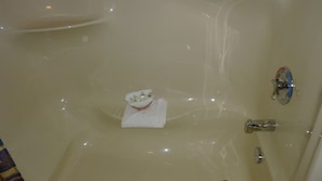 Deep soaking bathtub