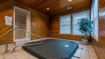 Indoor spa tub