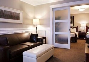 Family Suite | Living area | 40-inch flat-screen TV with cable channels, TV - Willow Bend Motel (Truro)