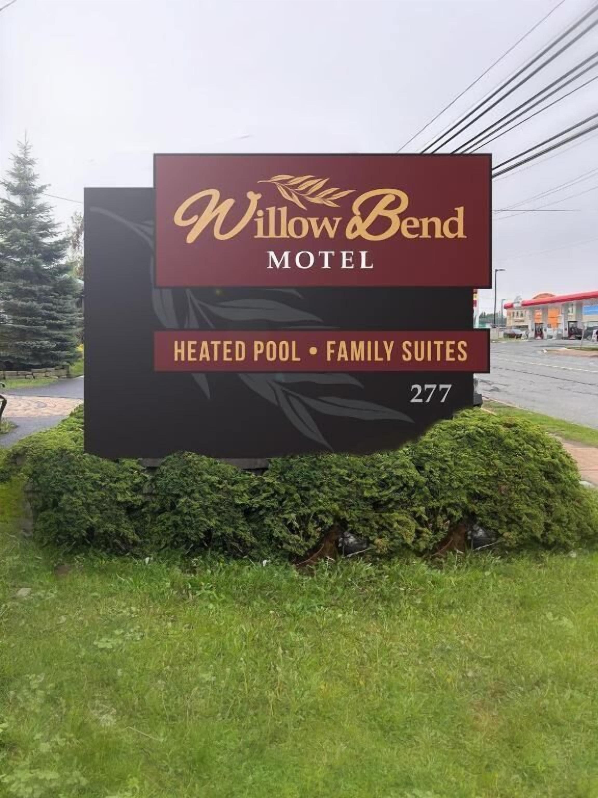 Letrero del motel Willow Bend que anuncia piscina climatizada y suites familiares.