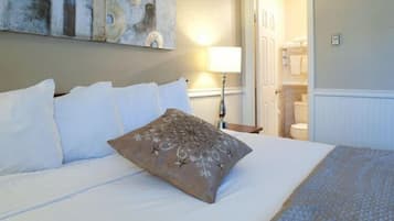 Deluxe Room, 1 Bedroom (1 King Bed) | Premium bedding, down comforters, pillowtop beds, desk