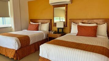 Standardværelse - 2 dobbeltsenge - ikke-ryger | Pengeskab på værelset, skrivebord, mørklægningsgardiner