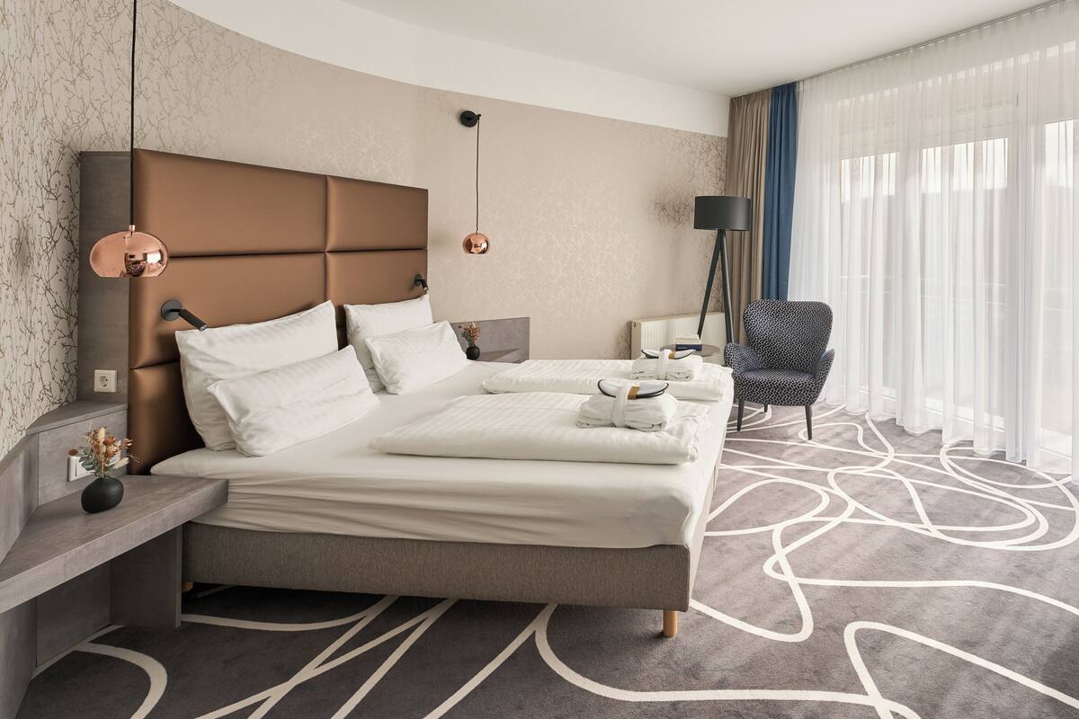 Habitación Deluxe | Ropa de cama hipoalergénica, minibar, caja fuerte y escritorio