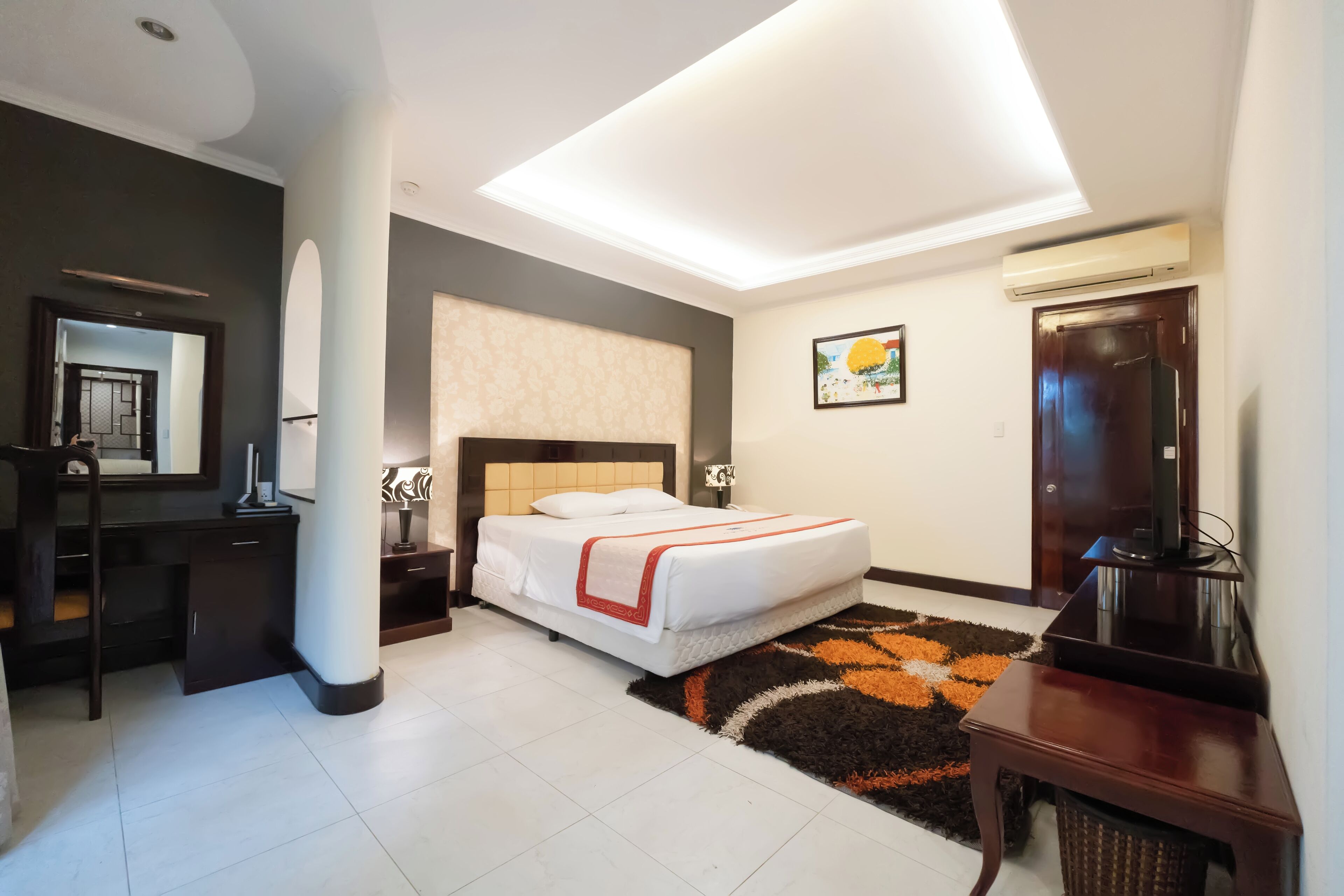 executive suite | 1 bedroom, free minibar items, in-room safe, desk