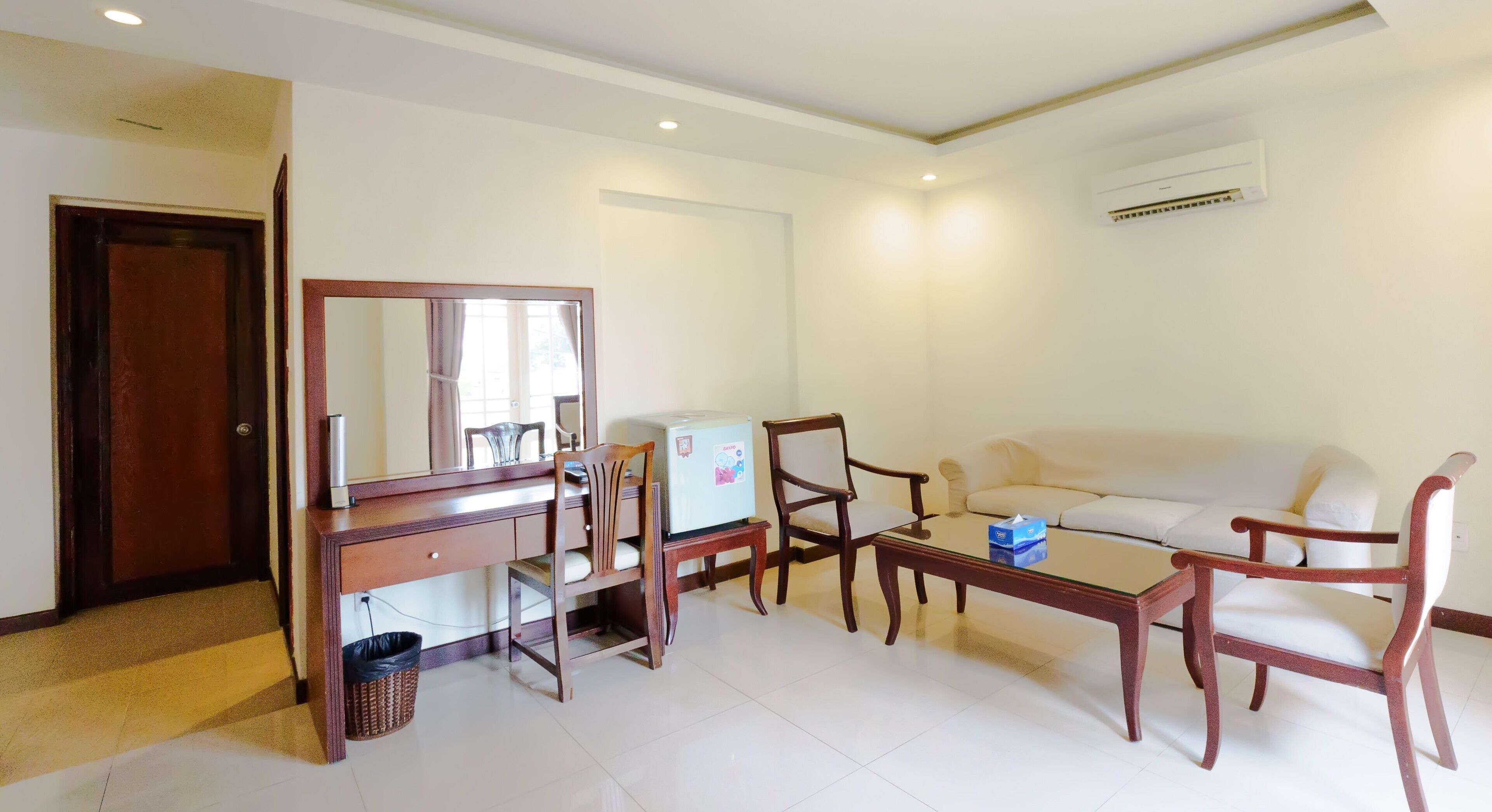 deluxe suite | 1 bedroom, free minibar items, in-room safe, desk