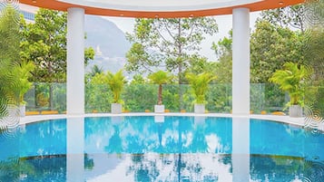 Indoor/outdoor pool